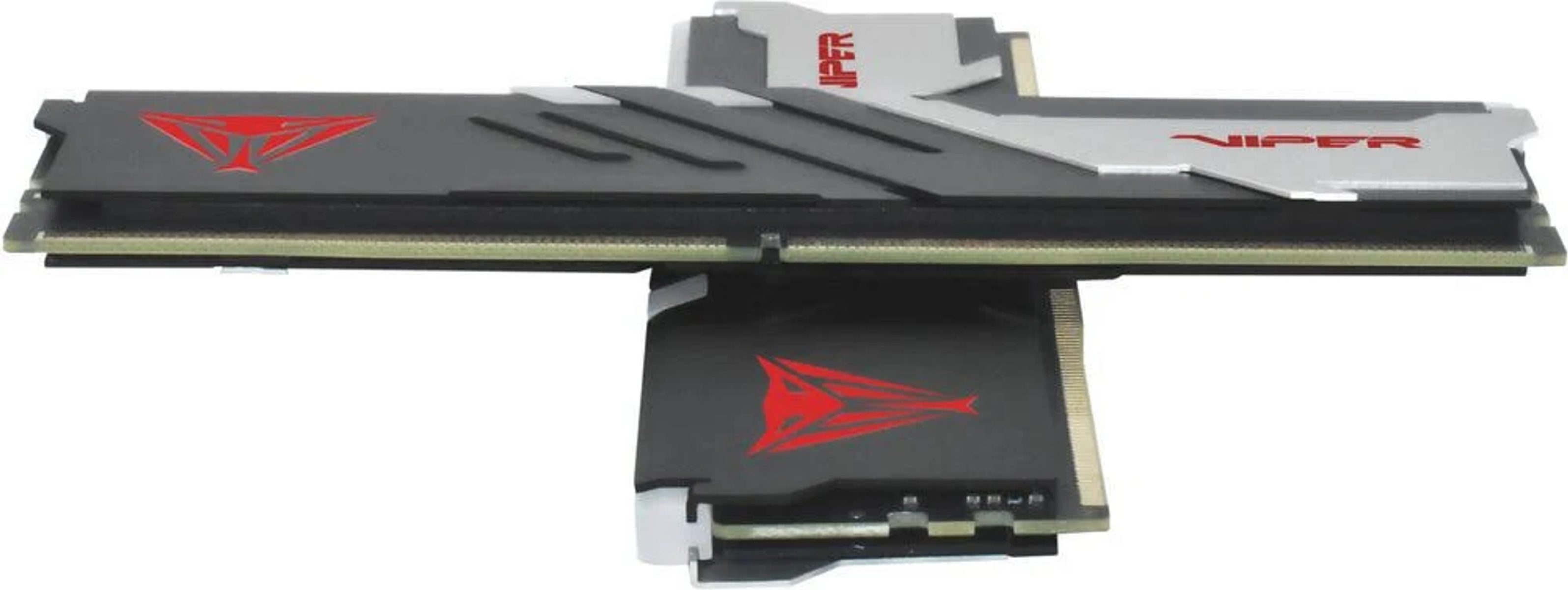 Zwei RAM-Riegel verbunden. Grau und schwarz mit rotem Logo, auf weißem Hintergrund.