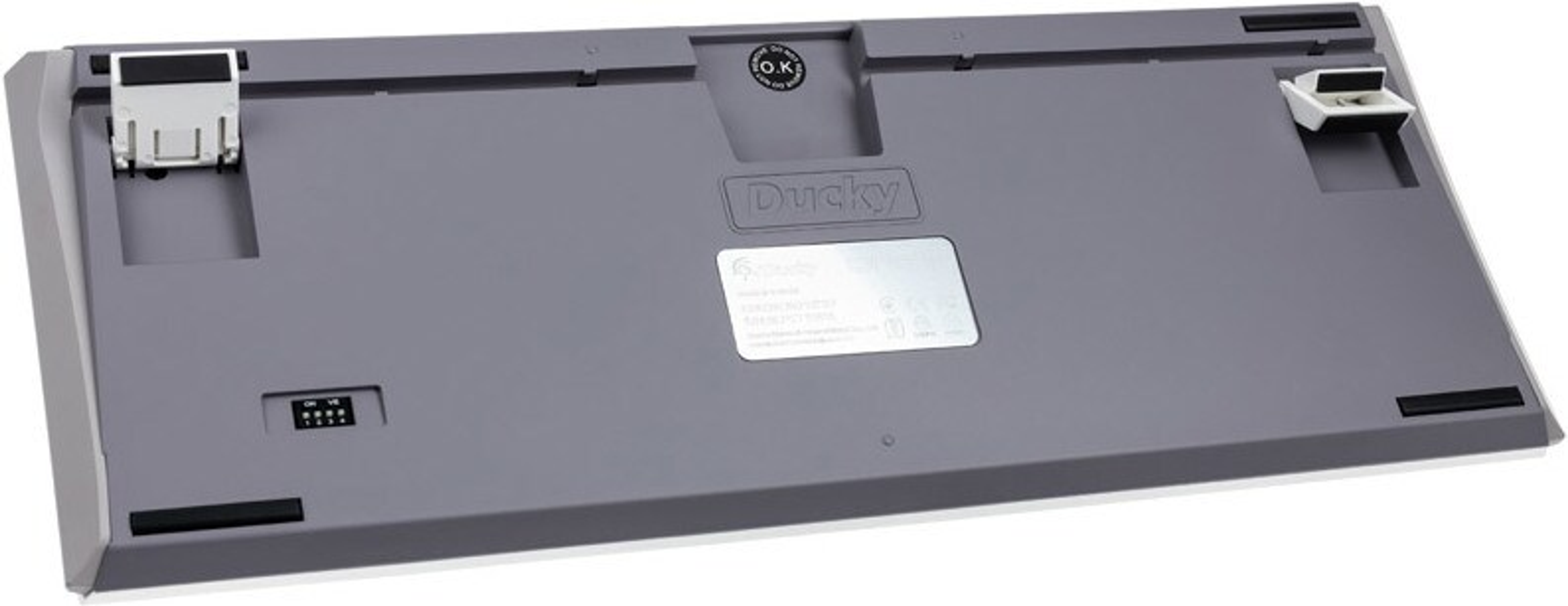 Szara podstawa klawiatury z elementami, logo i białym tłem.