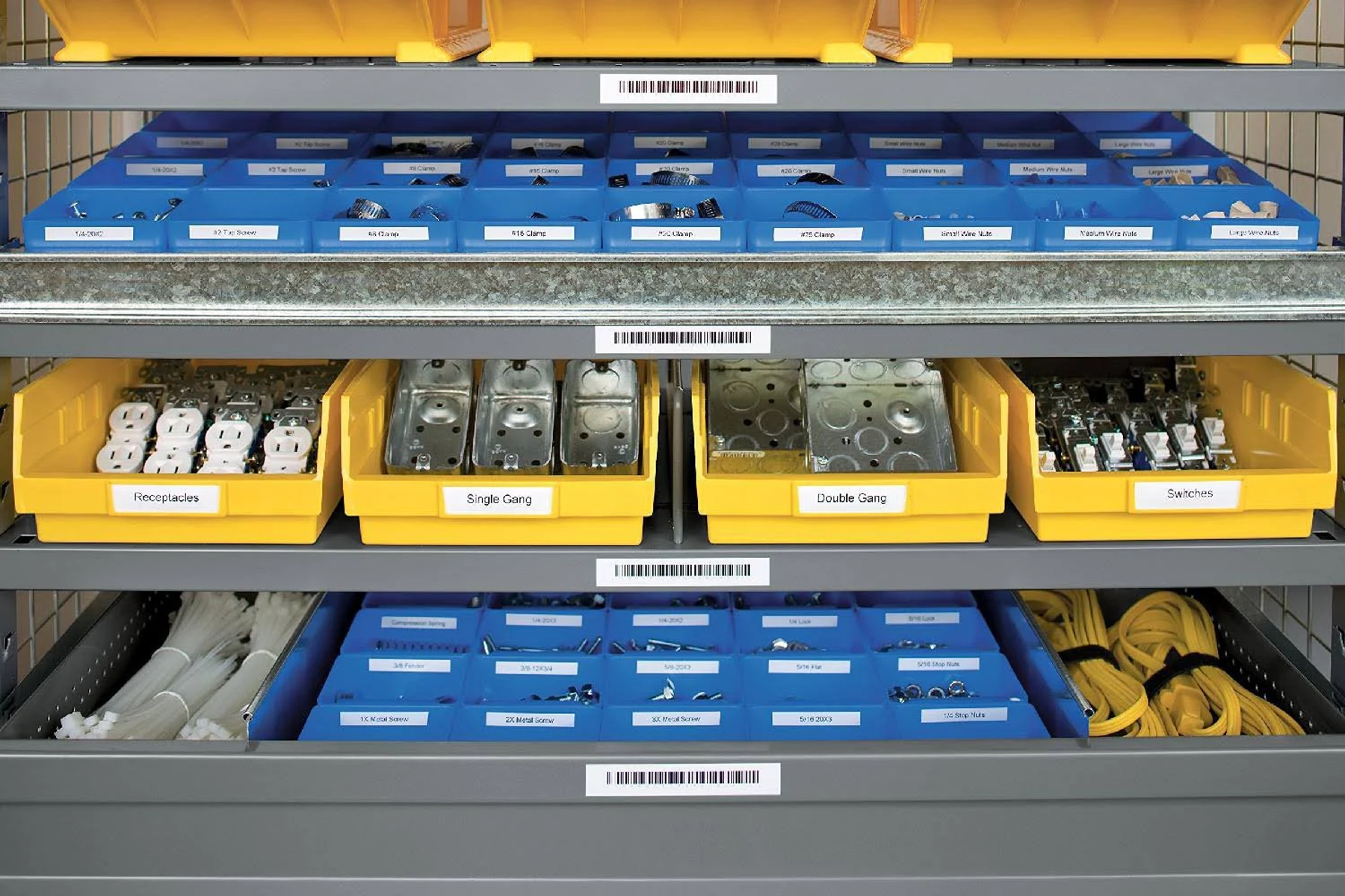 Contenitori di stoccaggio con vari elementi hardware, etichettati e disposti sugli scaffali.