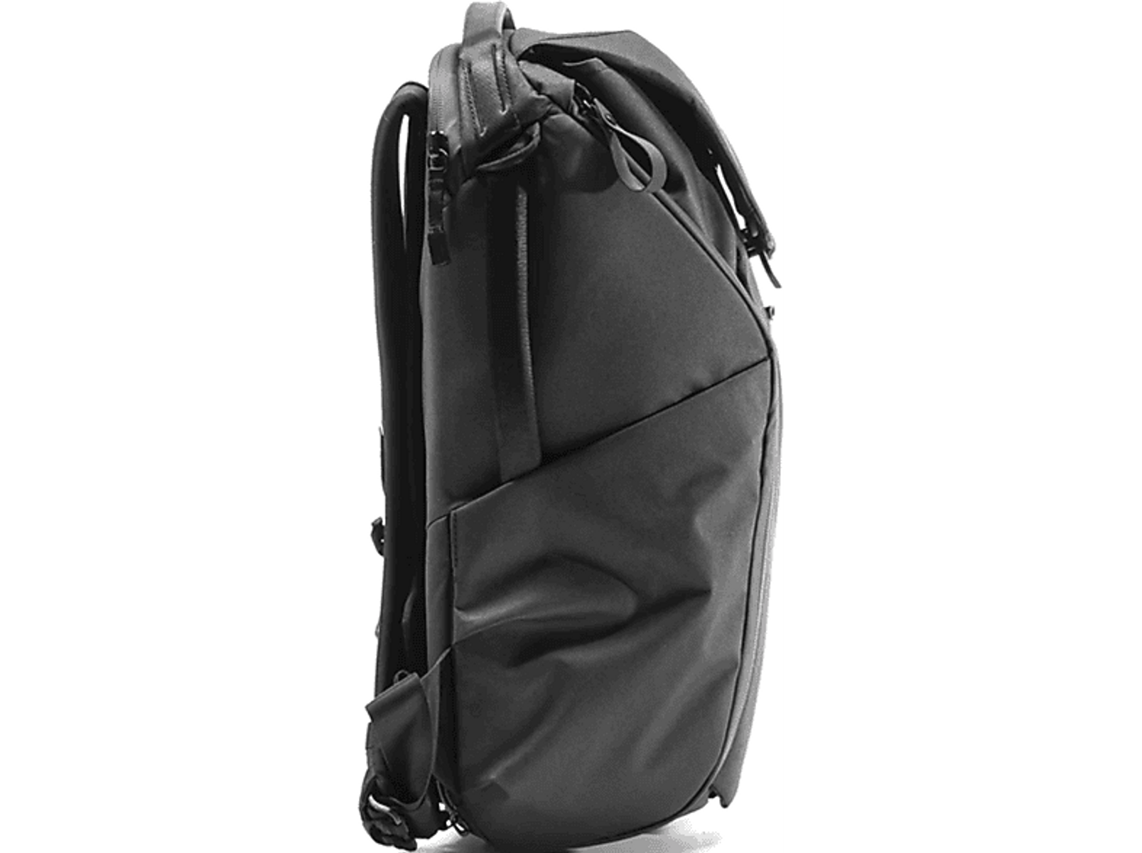 Zaino nero, vista laterale. Design elegante e minimalista. Sfondo nero.