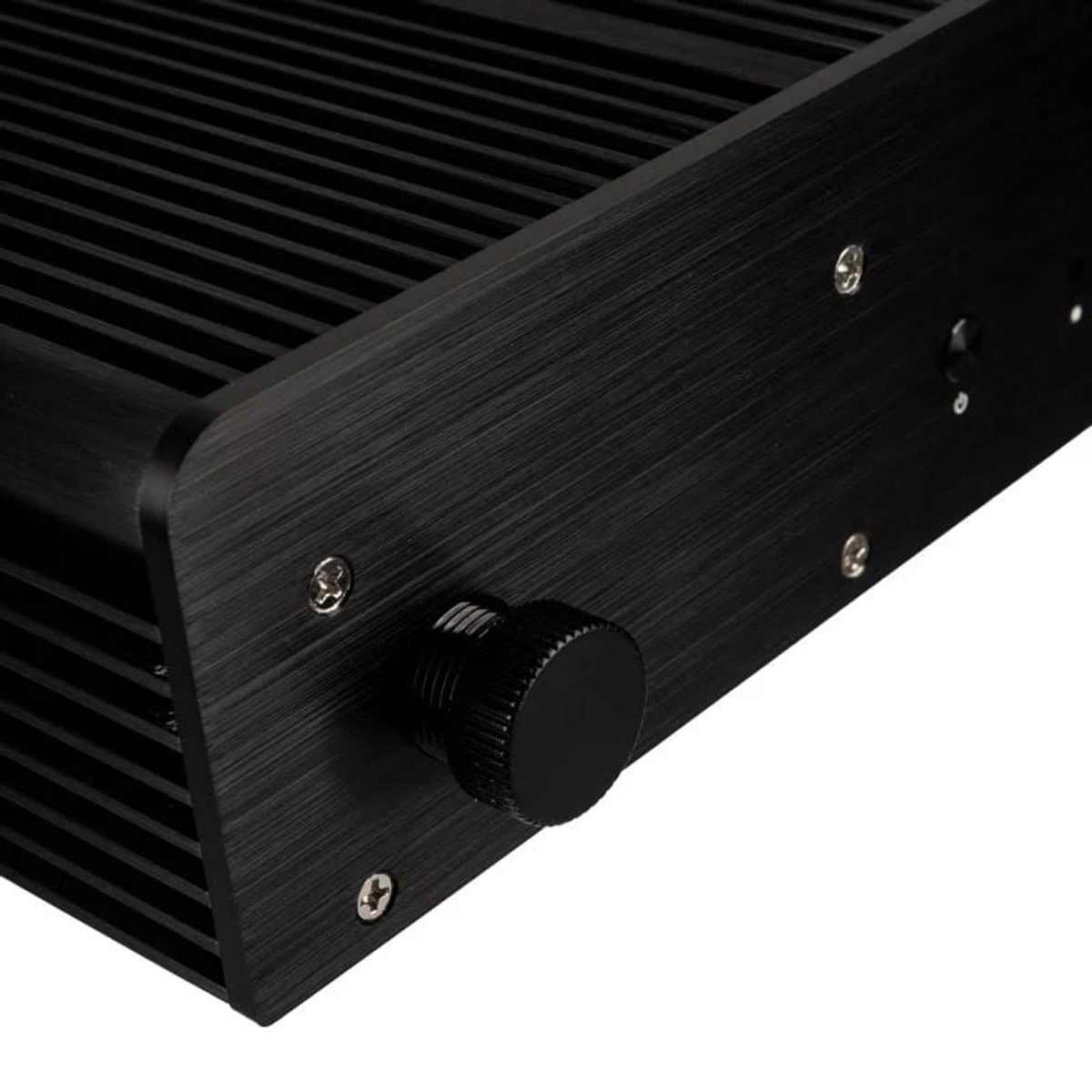 Schwarzes Metallteil mit Knopf und Schrauben. Geripptes Design an der Seite.