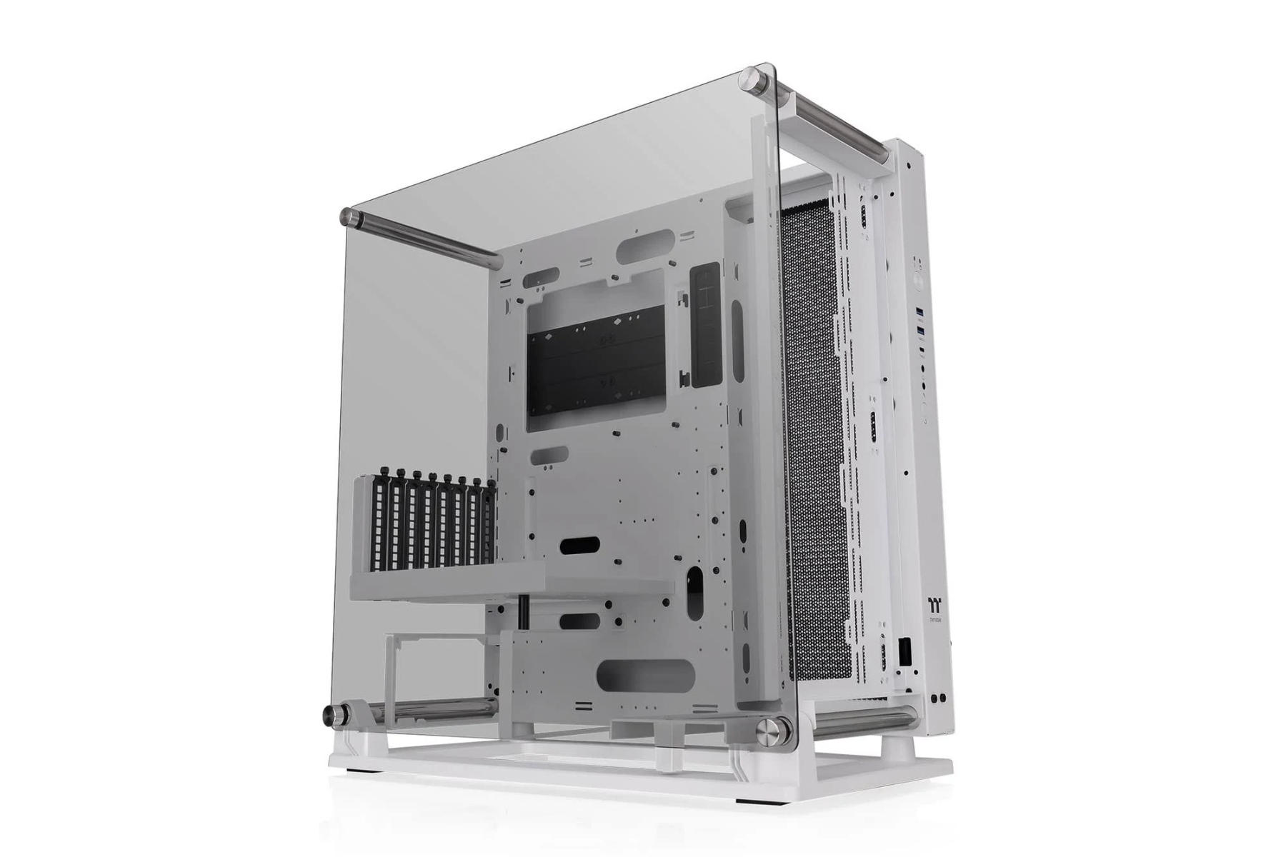 Obudowa komputera z panelami szklanymi. Biała rama i komponenty. Białe tło.