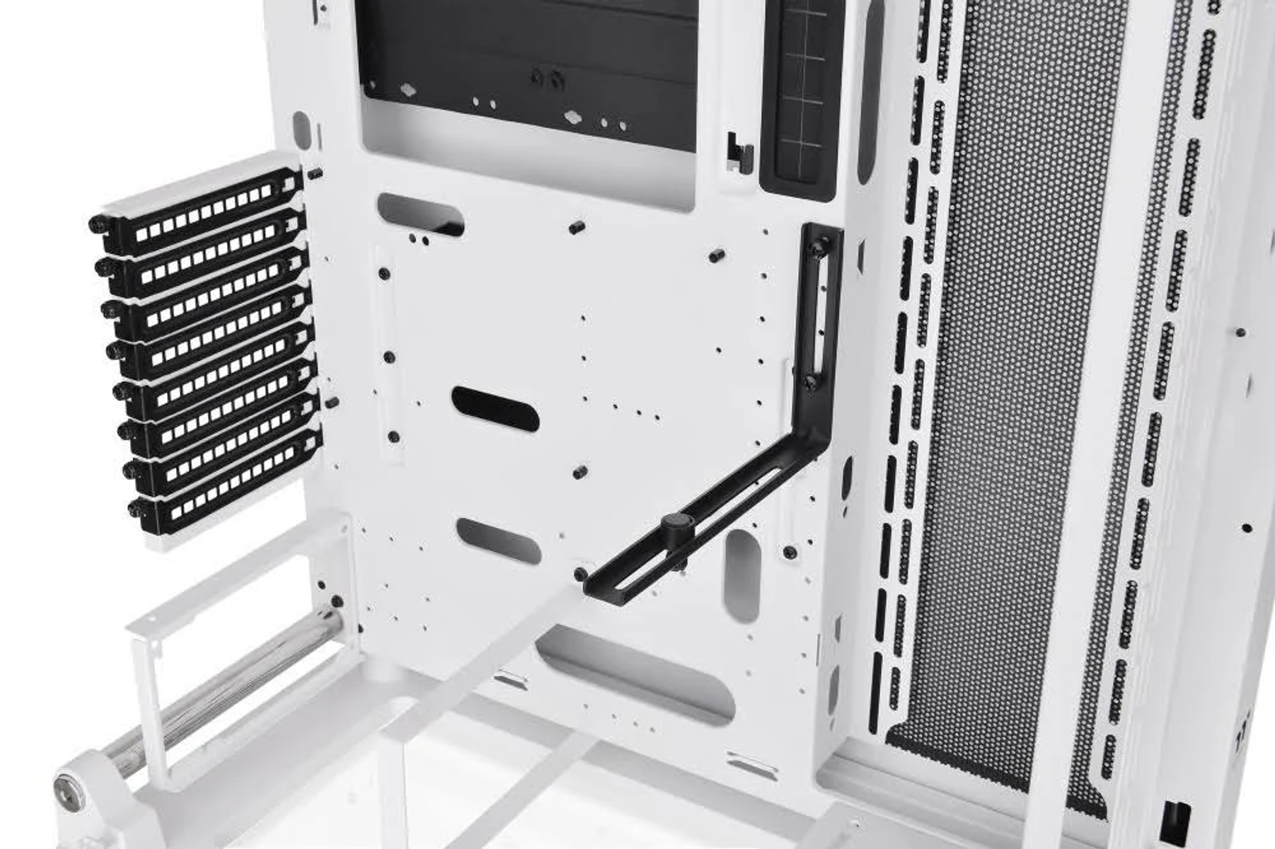 Wnętrze białej obudowy komputera z zainstalowanymi elementami.