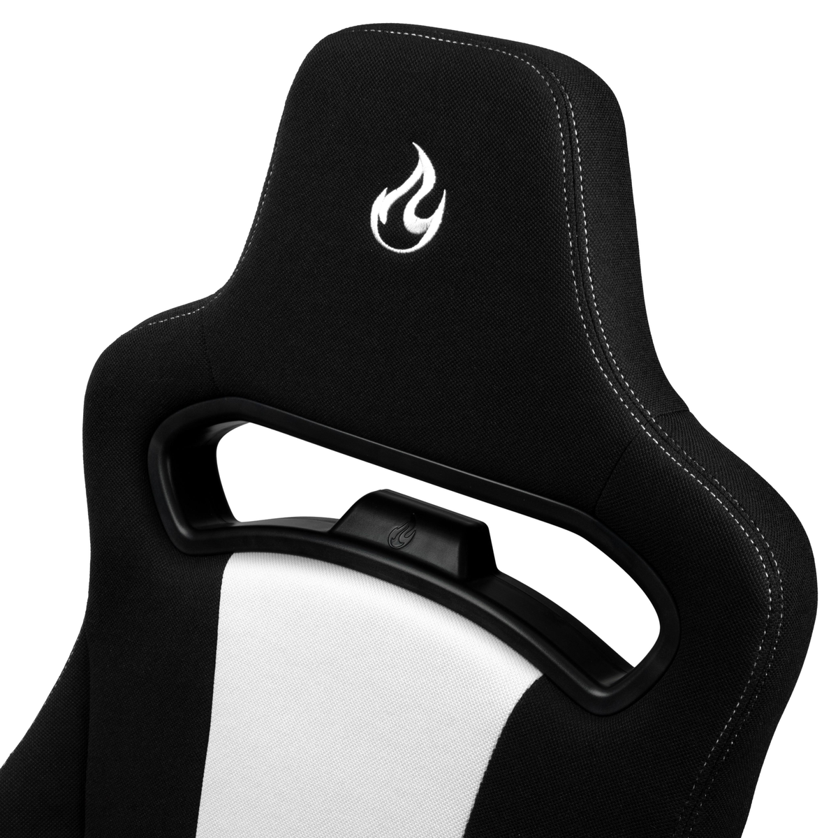 Nahaufnahme eines schwarz-weißen Gaming-Stuhls. Weiße Nähte und ein Logo sind sichtbar.