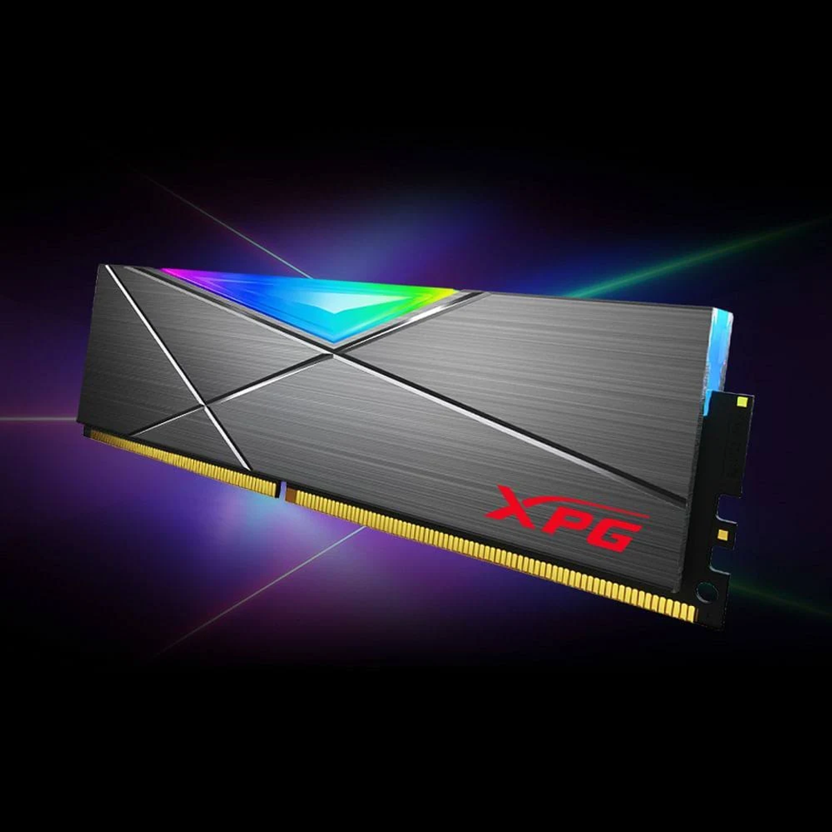 Ein RAM-Riegel mit RGB-Beleuchtung. Die Marke XPG ist mit grauem und schwarzem Design sichtbar.