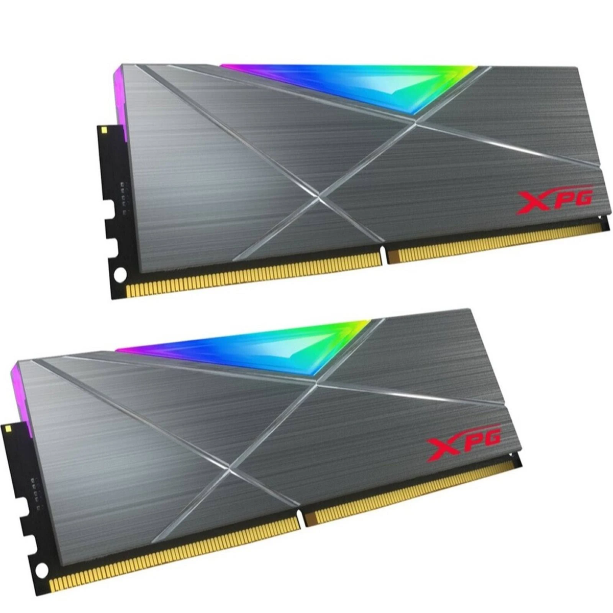 Zwei silberne RAM-Riegel mit RGB-Beleuchtung. XPG-Logo ist sichtbar. Sie liegen auf einer weißen Oberfläche.