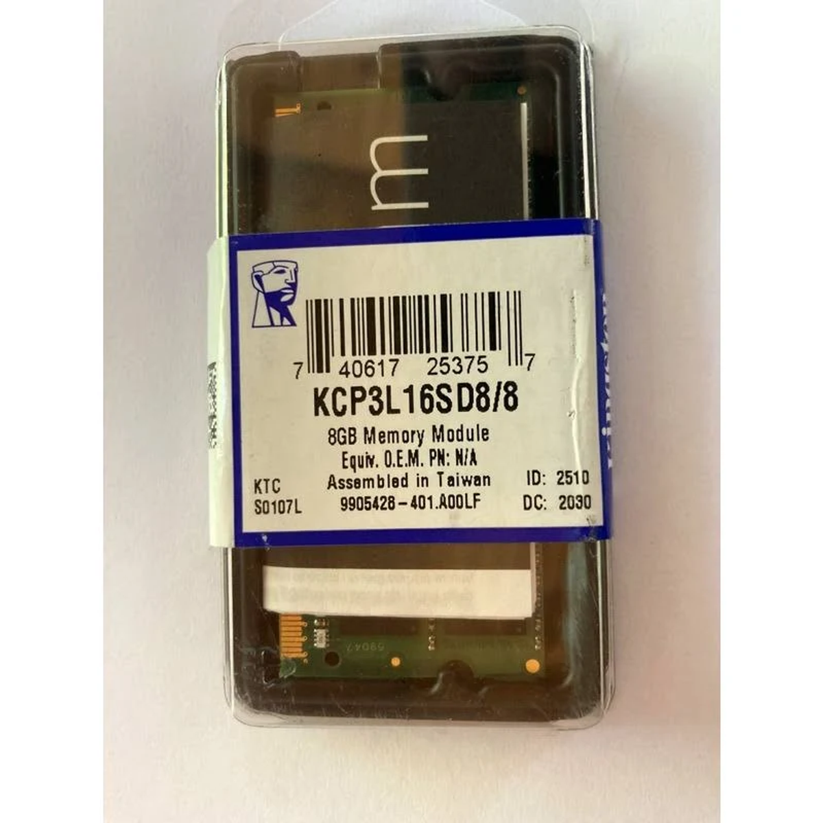 Moduł pamięci w przezroczystej plastikowej obudowie z etykietą.