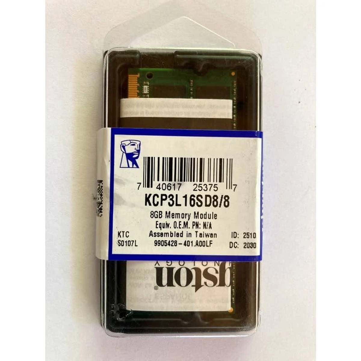 Mały moduł RAM w przezroczystym plastikowym opakowaniu z etykietami.