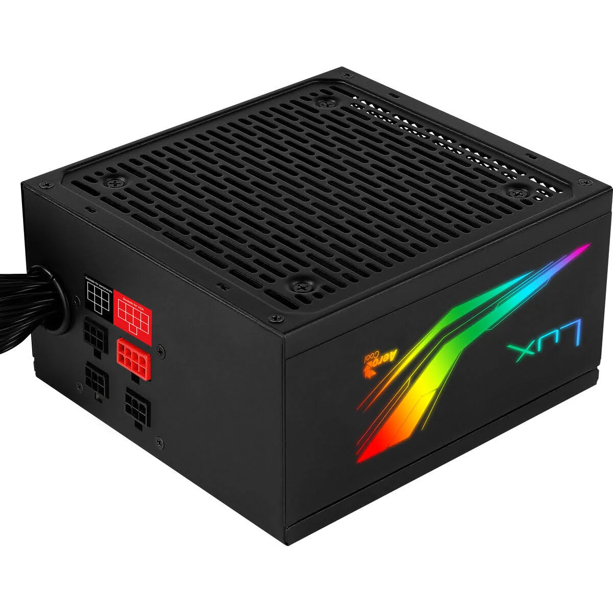 Alimentatore per computer nero con accenti di luce colorati e più porte. L'unità è su una superficie bianca.