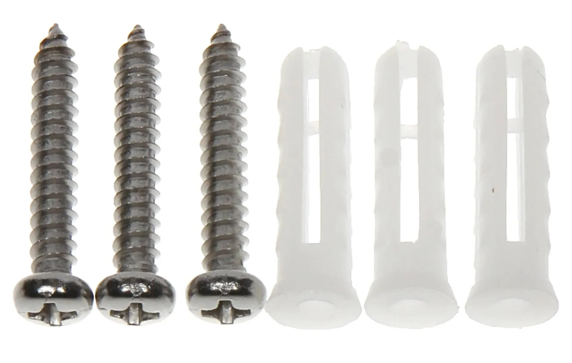 Zbliżenie na śruby i kołki ścienne. Trzy śruby są srebrne, dwa kołki to białe tworzywo sztuczne, wszystko na białym tle.