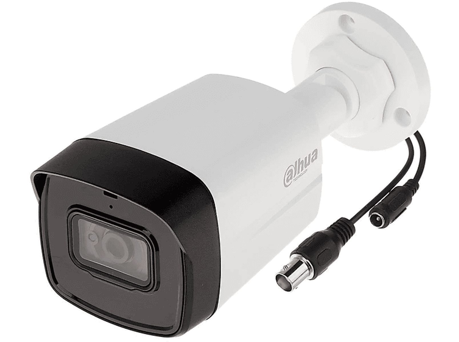 Biała i czarna kamera monitoringu zamontowana na ścianie. Widoczne kable i złącza.