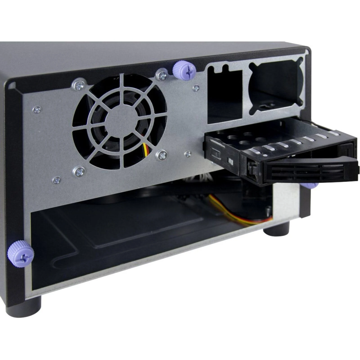 Tył obudowy komputera z wentylatorem i zatoką dysku twardego. Białe tło.