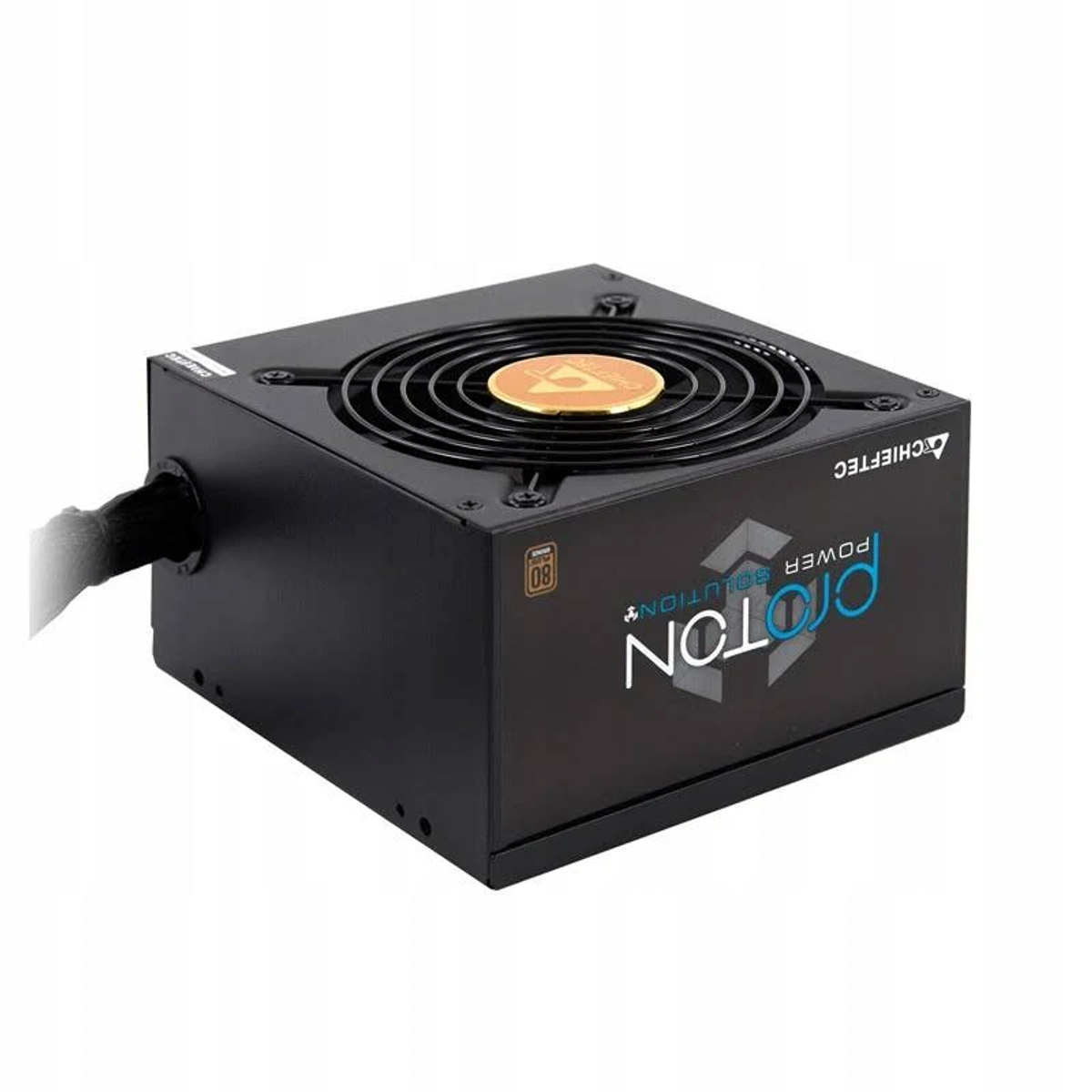 Alimentatore nero con ventola. Il marchio Proton è visibile, con il logo 80+ sul lato.