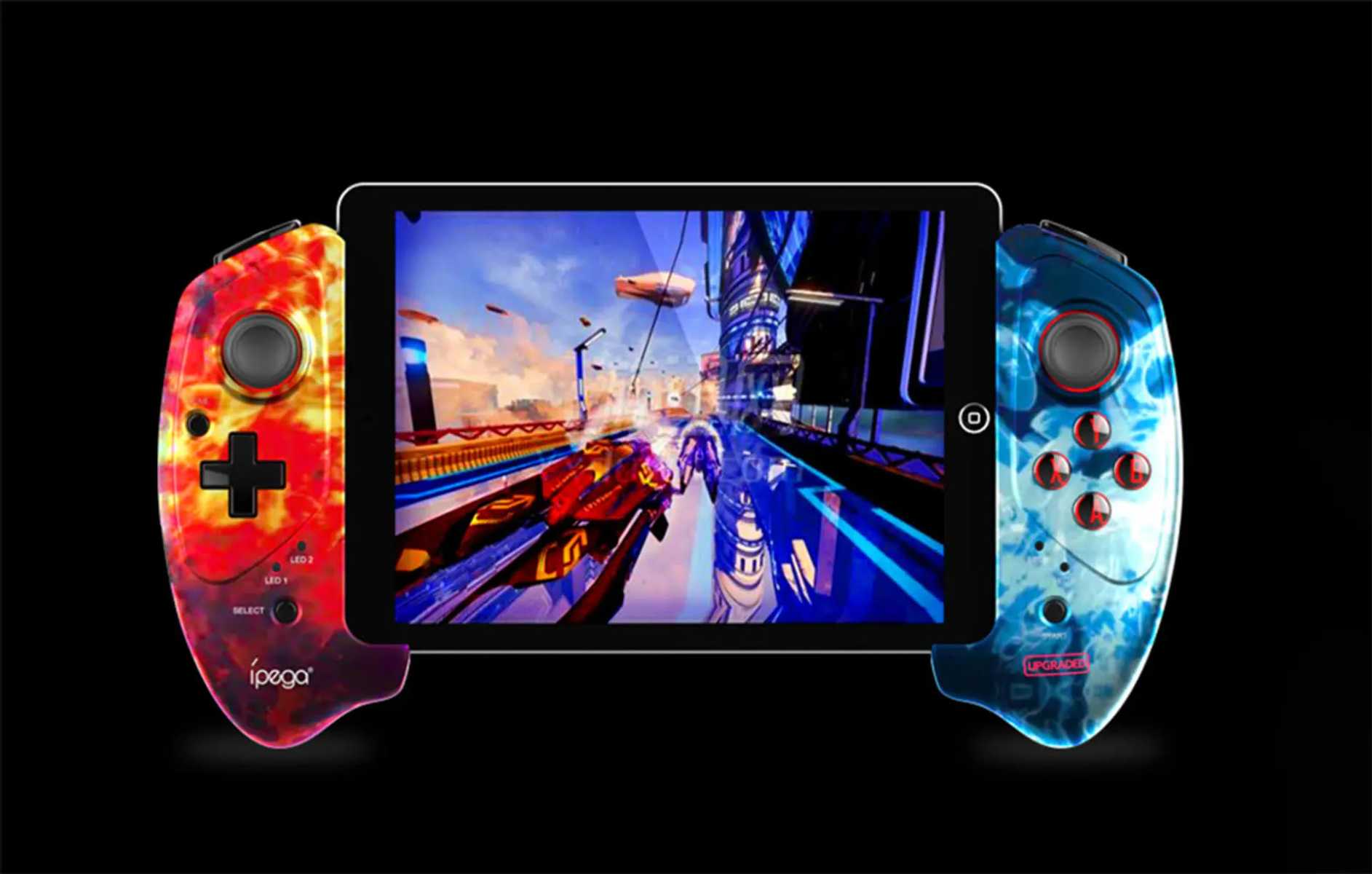 Tablet von Gaming-Controller gehalten. Der Controller ist rot und blau. Das Tablet zeigt ein Spiel.