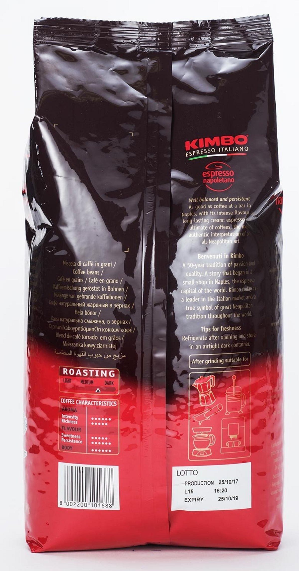 Un sacchetto di caffè Kimbo Espresso Napoletano. Il retro ha testo sul caffè.