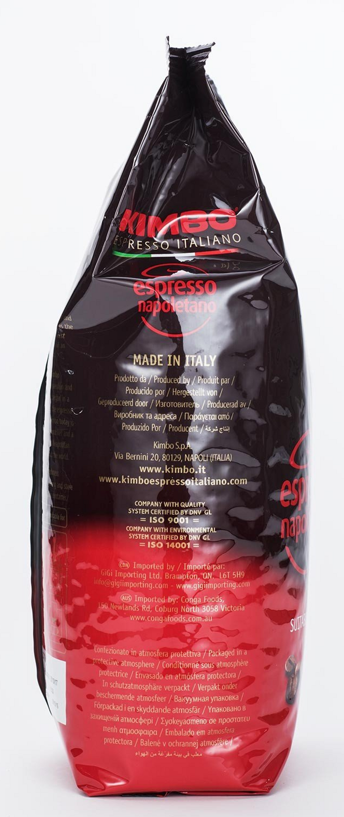 Sacco di chicchi di caffè con testo italiano. Il sacco è rosso e nero.