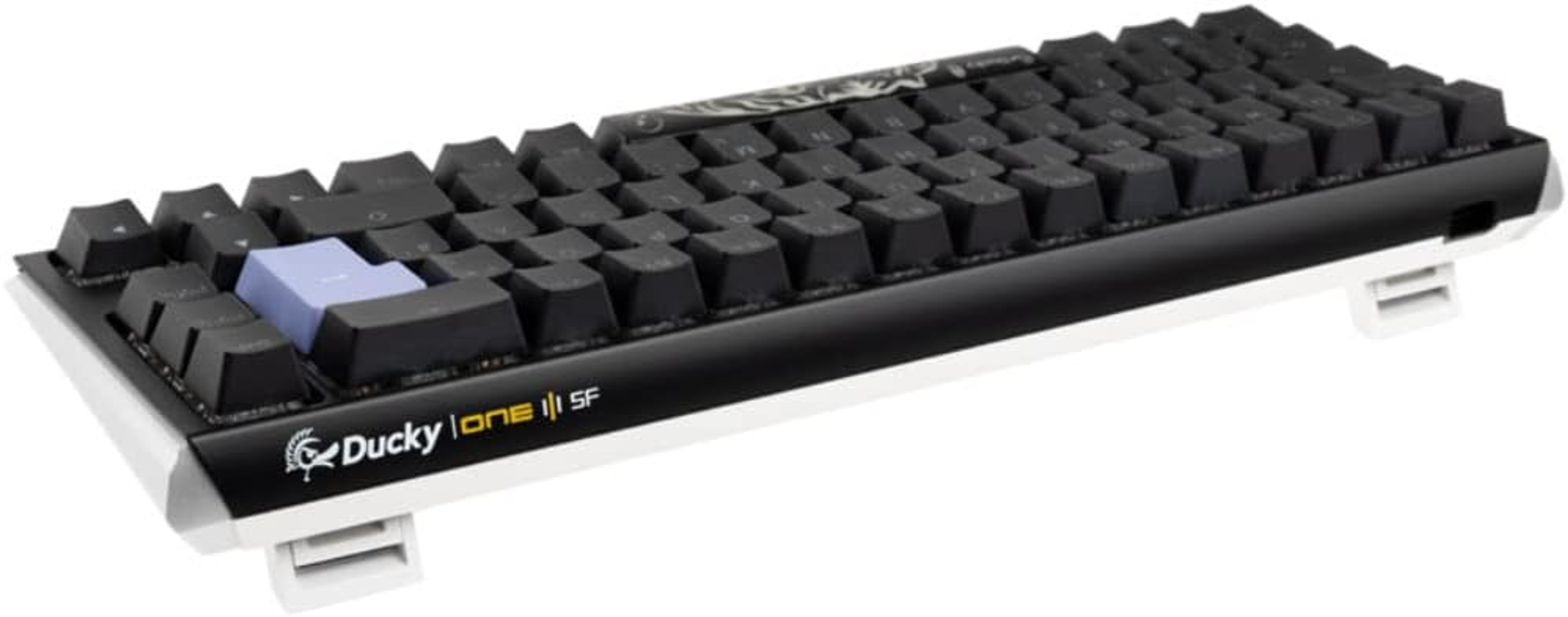 Una tastiera Ducky One 2 SF in bianco e nero, con un tasto Invio blu.