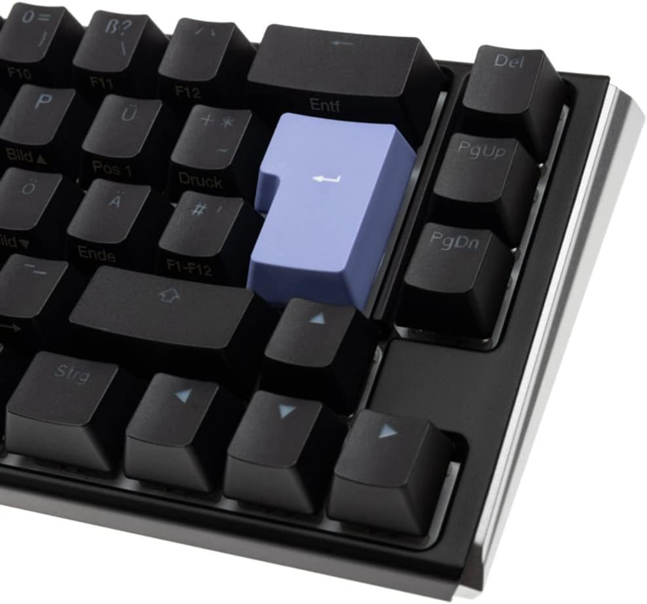 Primo piano di una tastiera nera. Il tasto Invio è blu e i tasti sono neri. Lo sfondo è bianco.