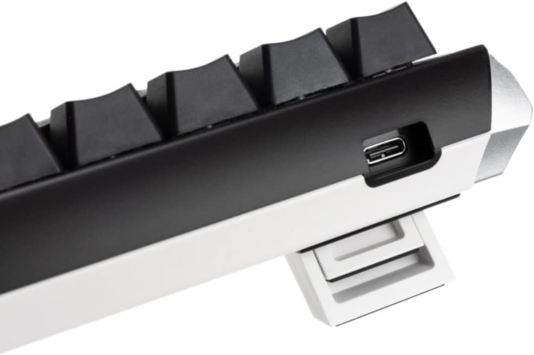 Primo piano della porta USB-C di una tastiera sul lato.