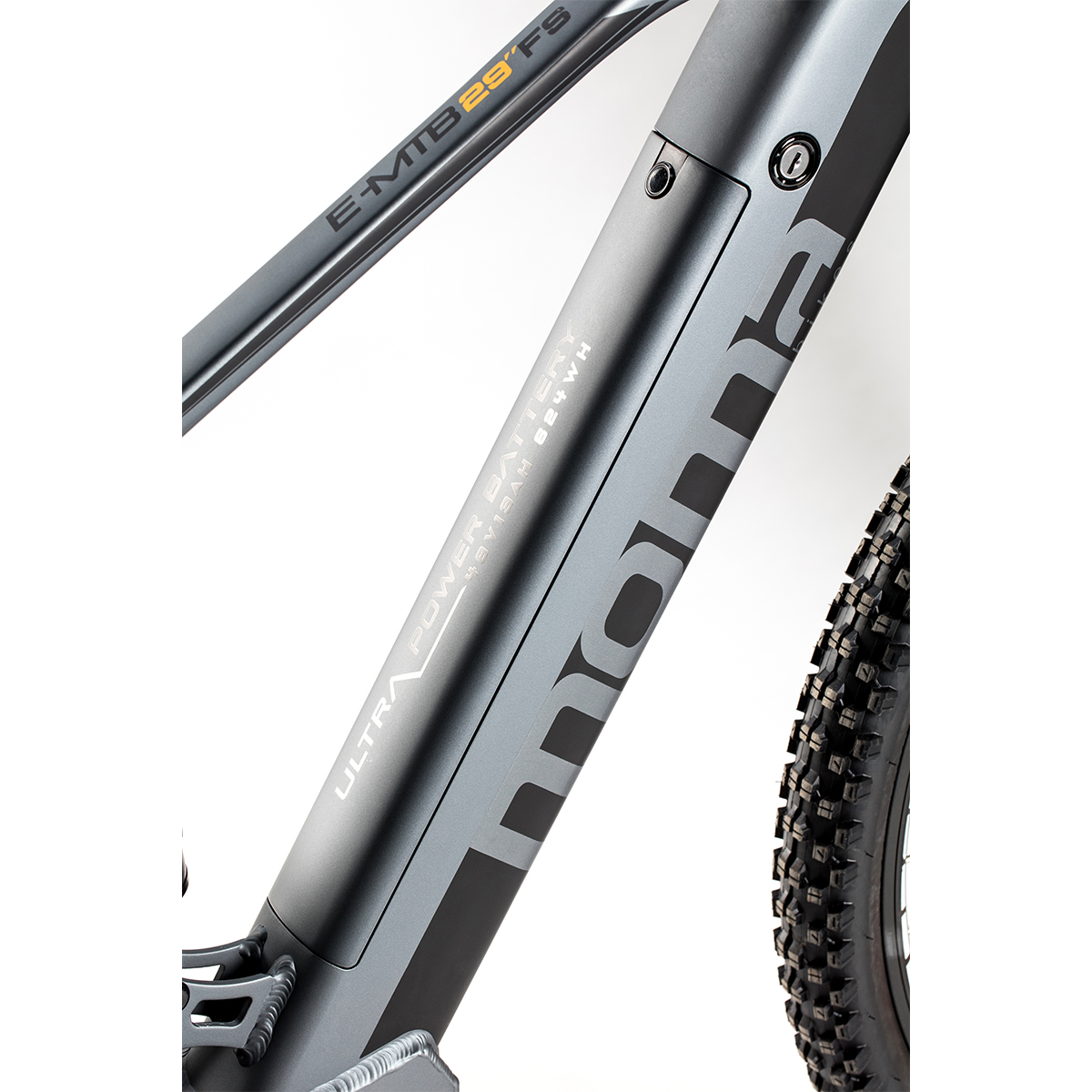 Grauer E-Bike-Rahmen mit Akku. Ein Reifen ist abgebildet. Weißer Hintergrund.