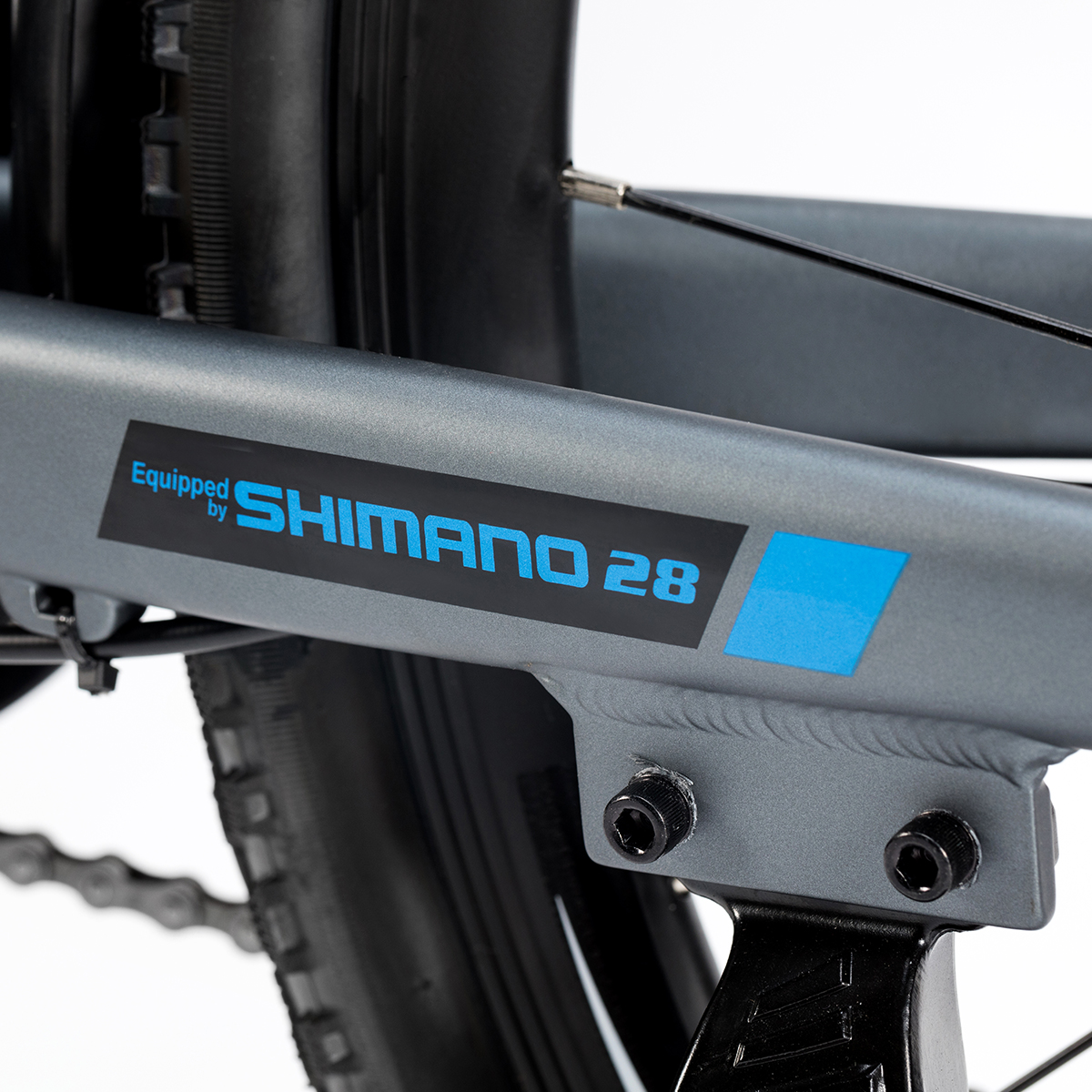 Un telaio di bicicletta con adesivo 'Shimano 28'. Pneumatici e componenti neri visibili.