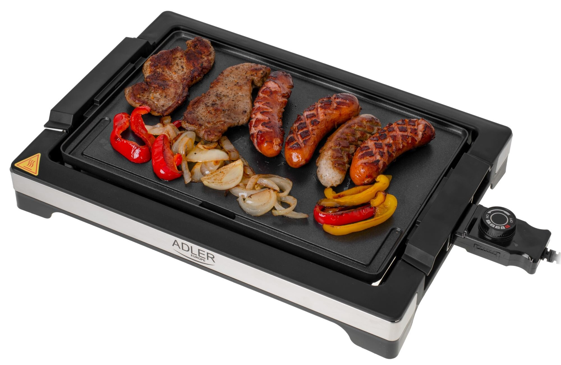 Elektrische Grillplatte mit gegartem Fleisch, Würstchen, Zwiebeln und Paprika. Bedienknopf an der Seite. Winkelansicht.