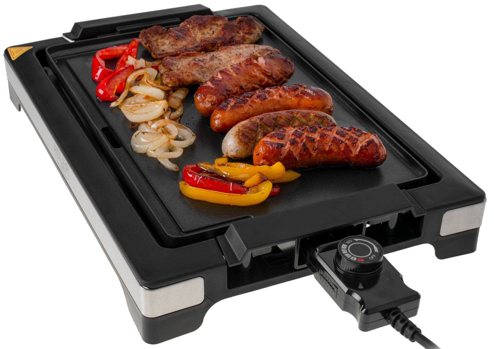 Grill mit Essen. Würstchen, Paprika und Zwiebeln werden gegrillt.