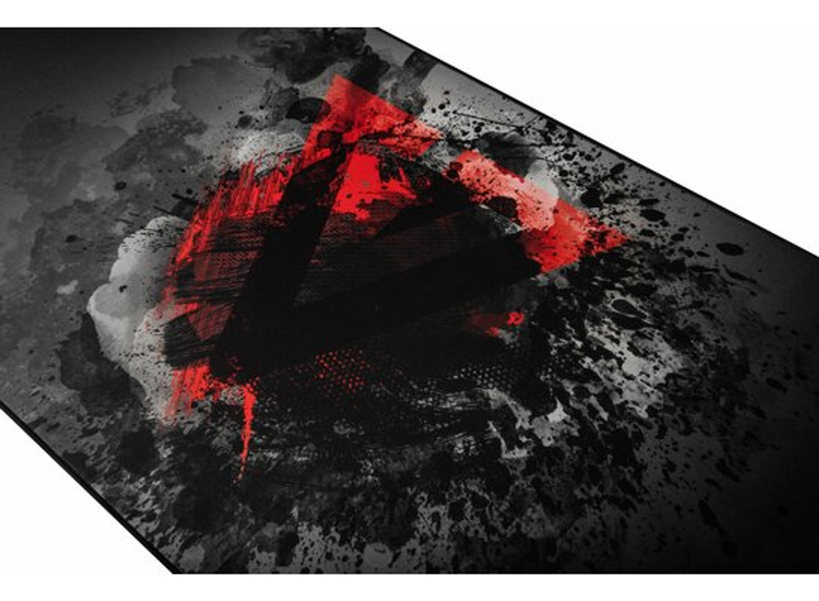 Podkładka pod mysz z czerwonym trójkątem na czarnym, rozpryskanym tle. Widok z przekątnej.