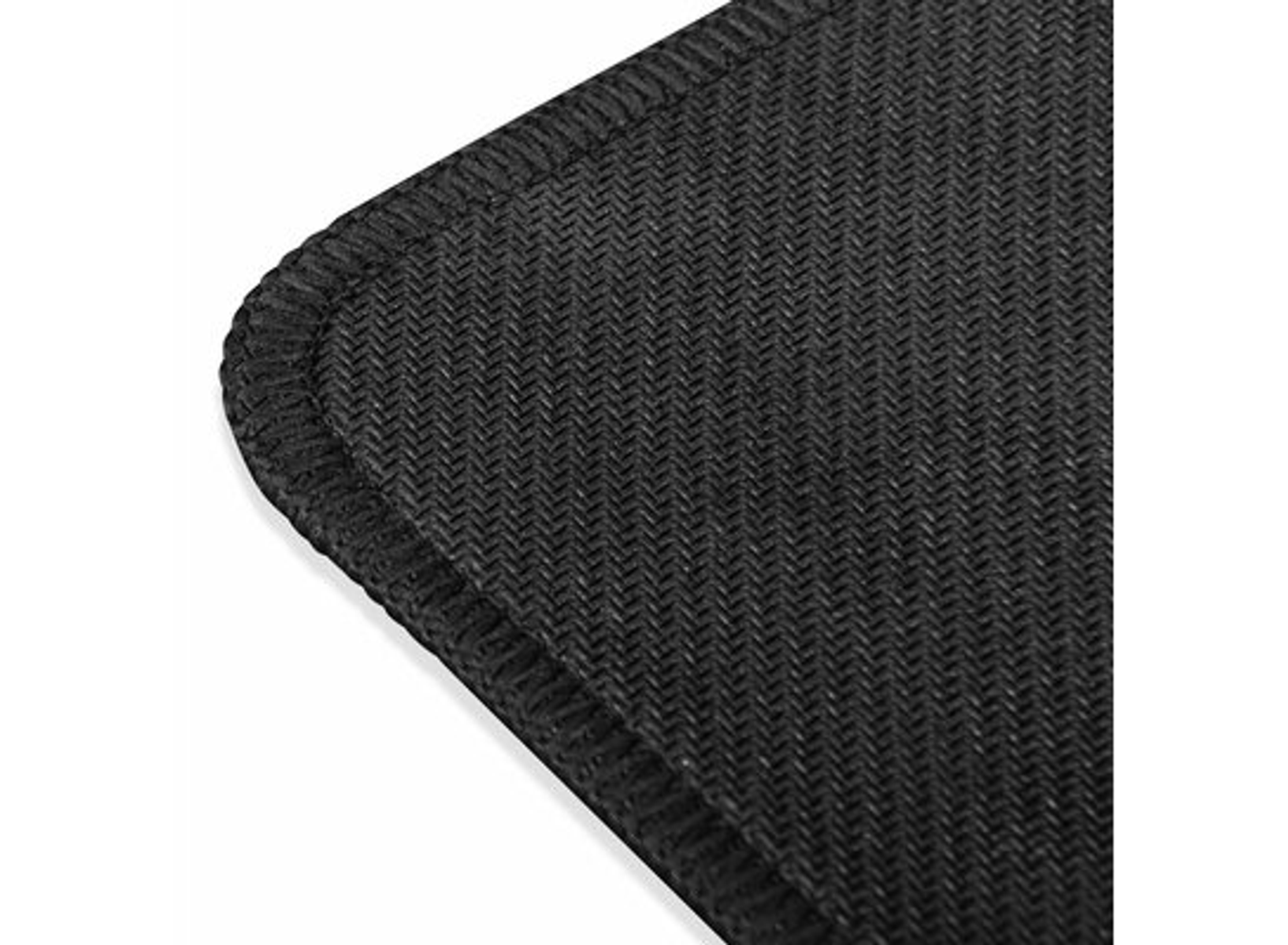 Zbliżenie czarnej podkładki pod mysz z szytą krawędzią. Widoczna faktura na powierzchni.