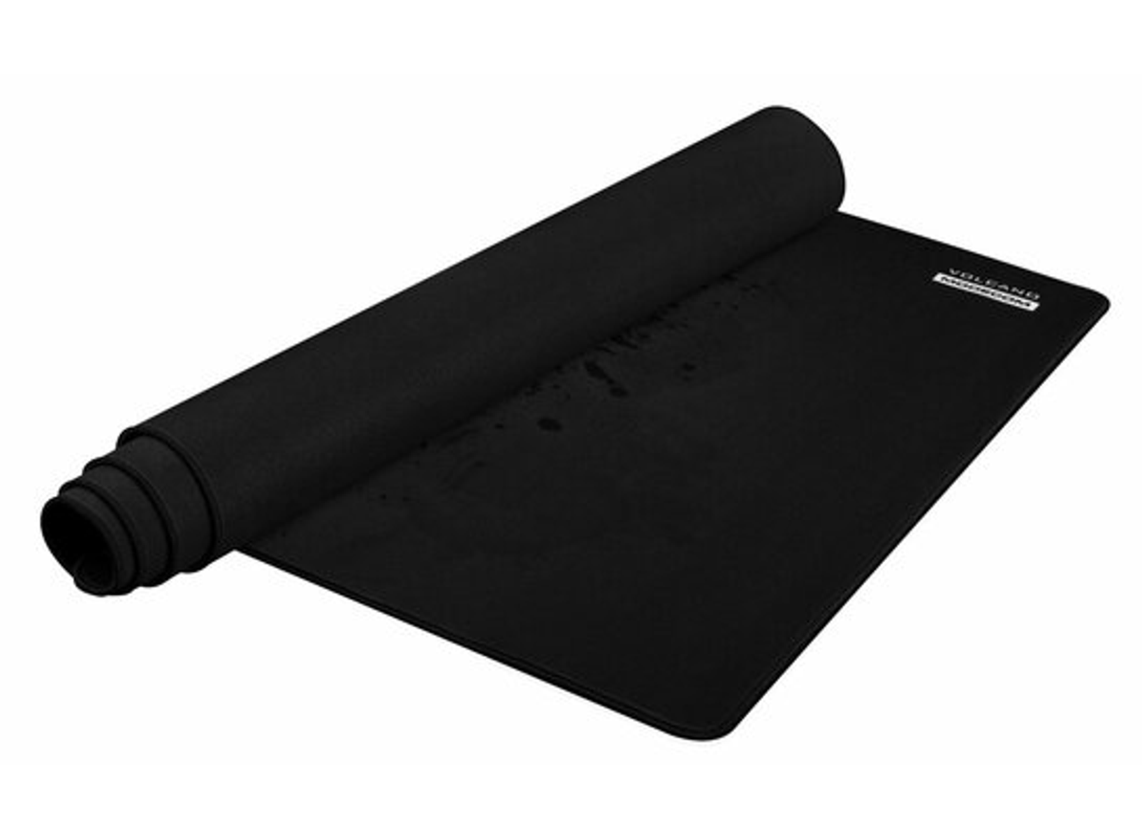 Czarna podkładka pod mysz, zwinięta z jednej strony. Powierzchnia jest czarna i gładka.