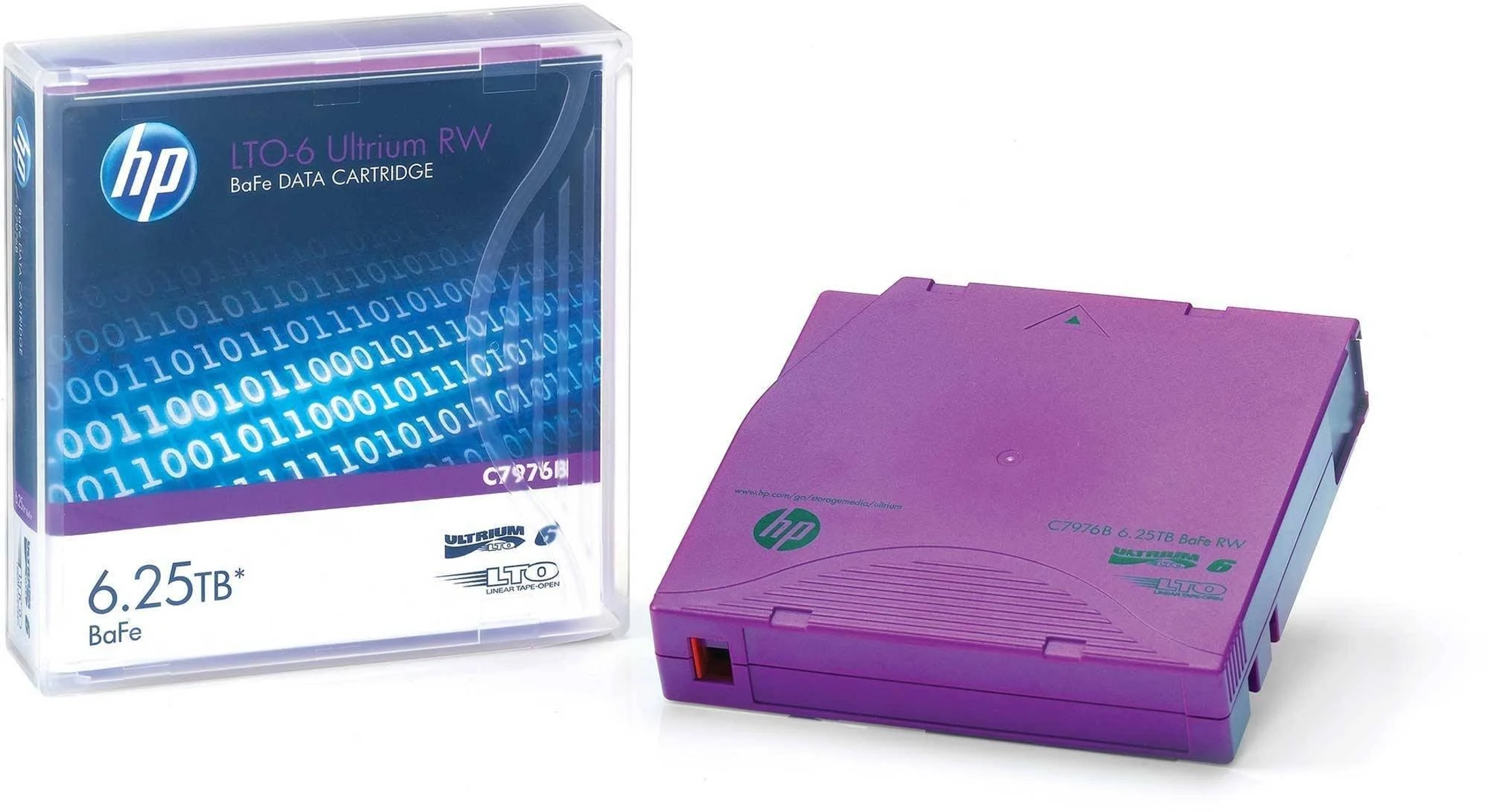 Eine violette LTO-6-Datenkassette mit einem transparenten Gehäuse. Das Gehäuse hat Text und ein Logo.