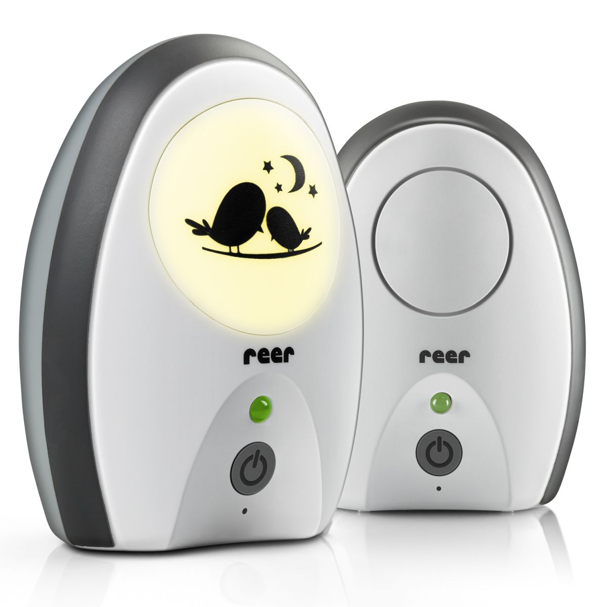Zwei Reer Babyphone. Sie sind weiß mit grauen Akzenten und einer Nachtlichtfunktion.