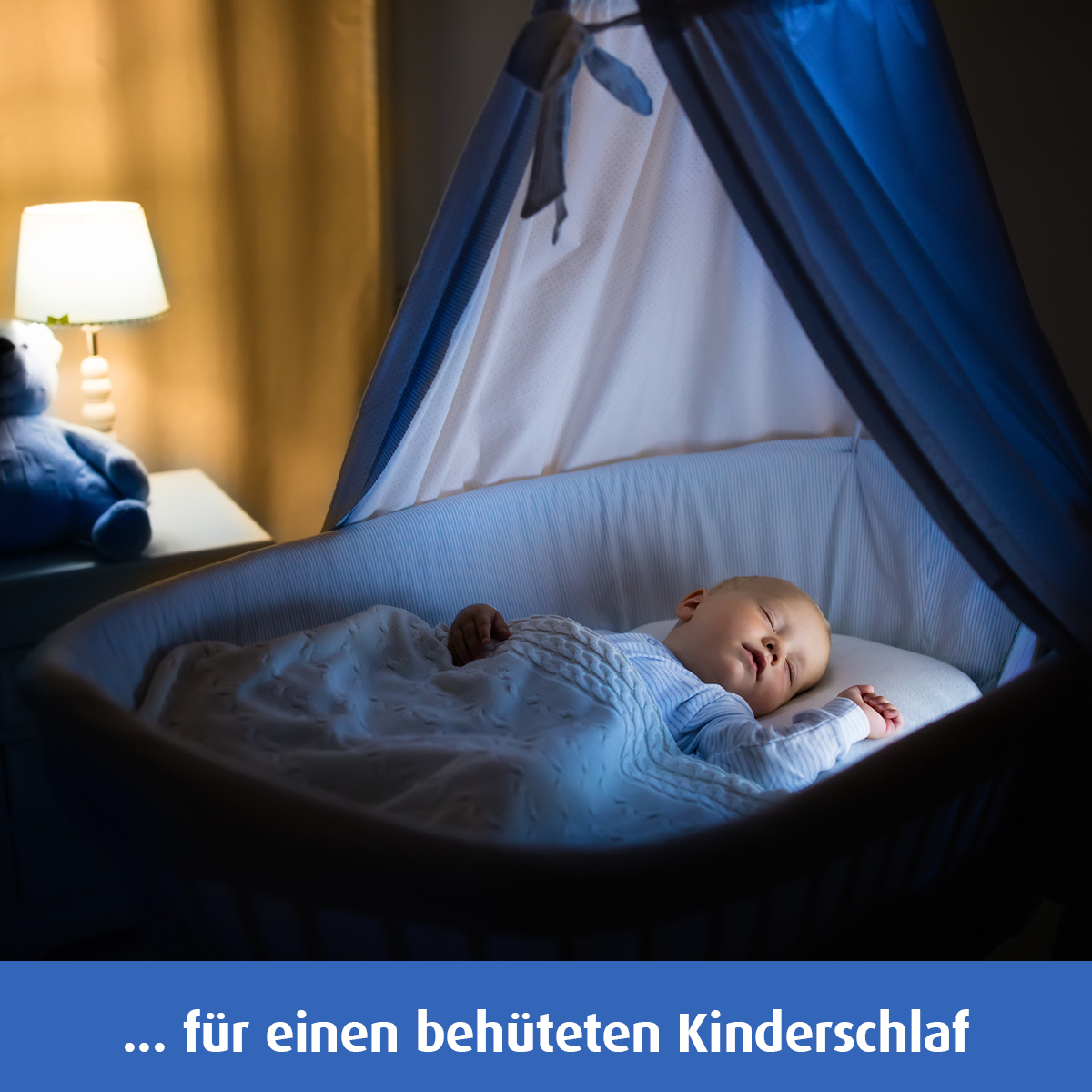 Baby schläft in einem Kinderbett. Eine Lampe und ein Teddybär im Hintergrund.