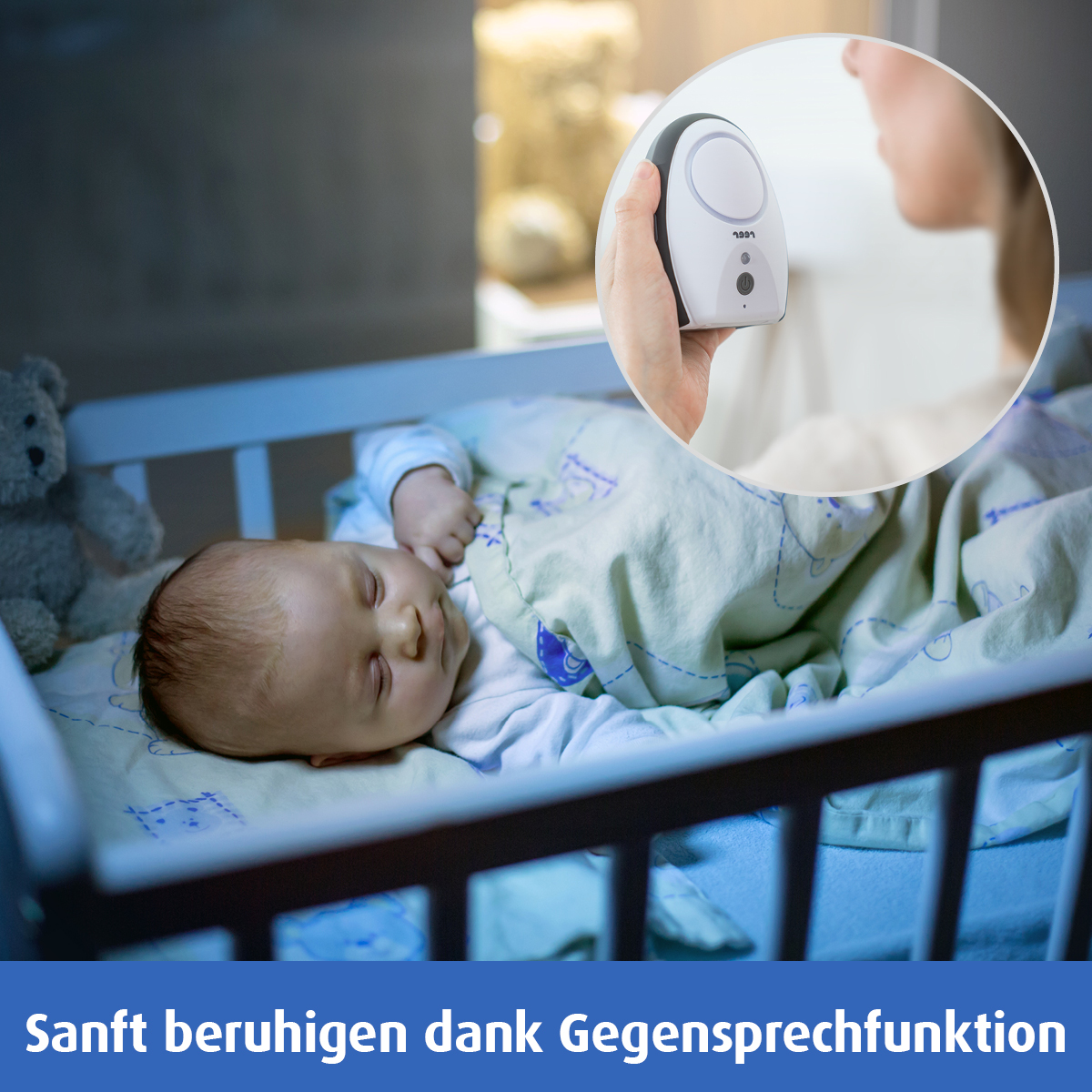Baby im Bett schläft. Eine Frau hält einen Babyphone. Der Raum ist schwach beleuchtet. Text sagt beruhigen.