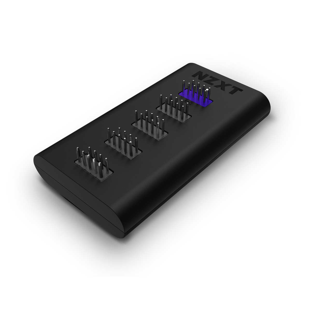 Schwarzer NZXT Lüfter-Controller. Mehrere Lüfteranschlüsse und ein lila beleuchteter Bereich sind sichtbar.