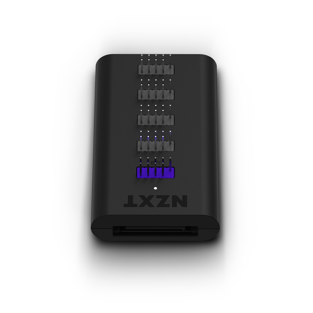 Schwarzer NZXT Lüfter-Controller. Mehrere Anschlüsse und eine blaue Anzeige.