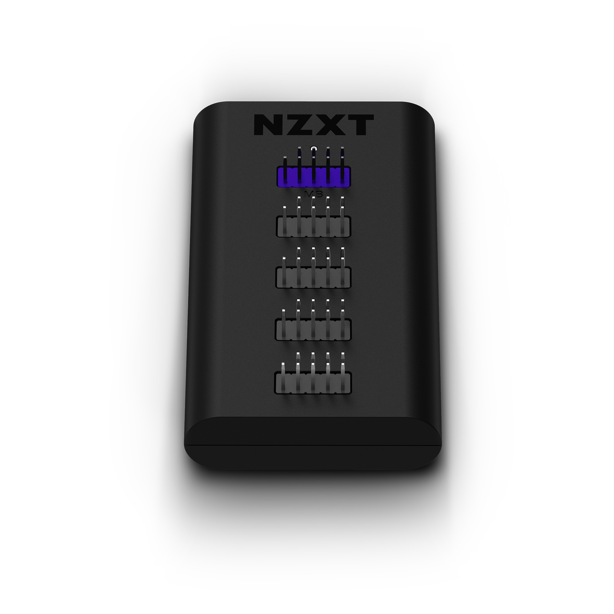 Schwarzes NZXT-Gerät. Es hat mehrere weiße Stiftstecker und blau beleuchtete Eingangsports.