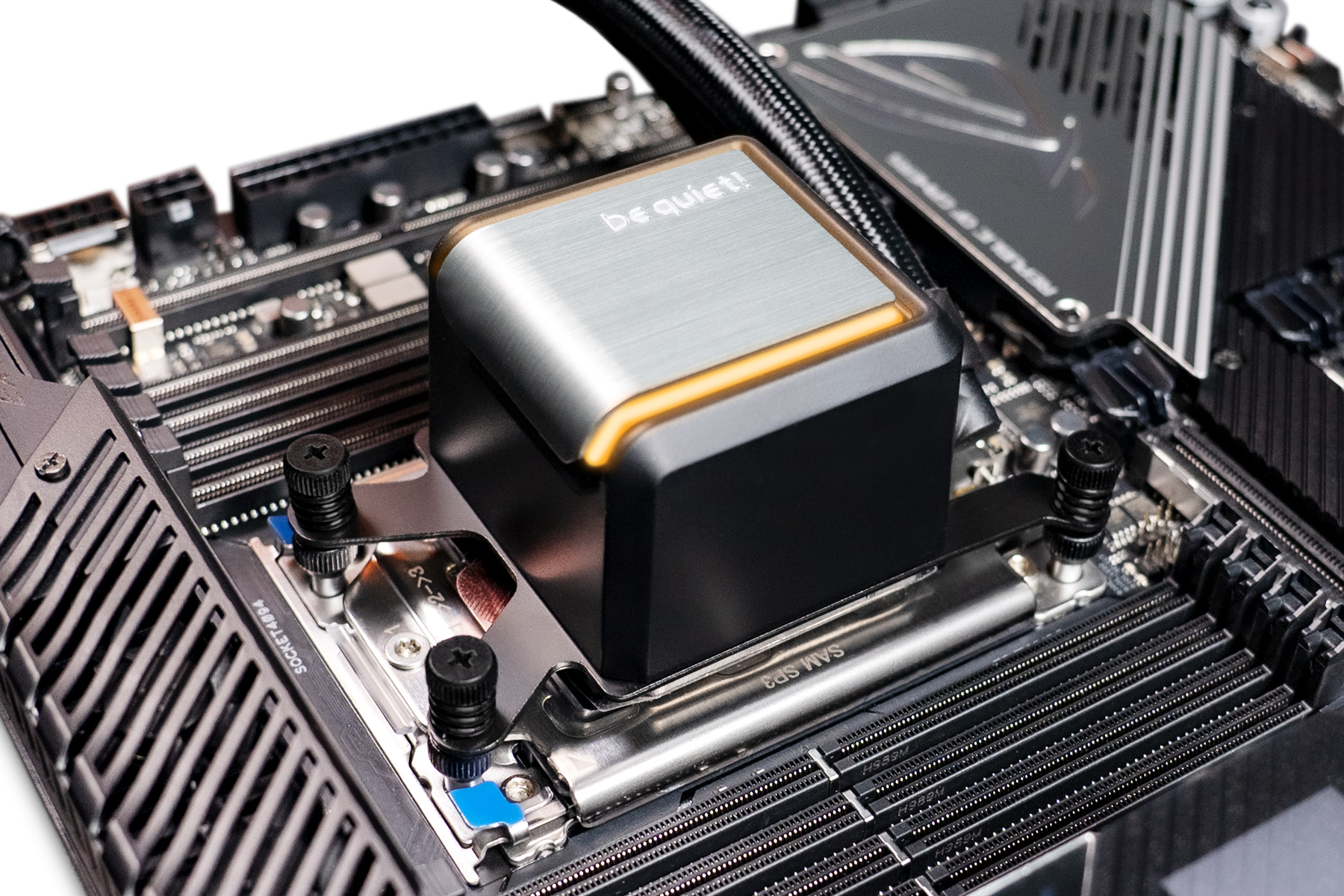 Un dissipatore a liquido be quiet! installato su una scheda madre. Design argento e nero.