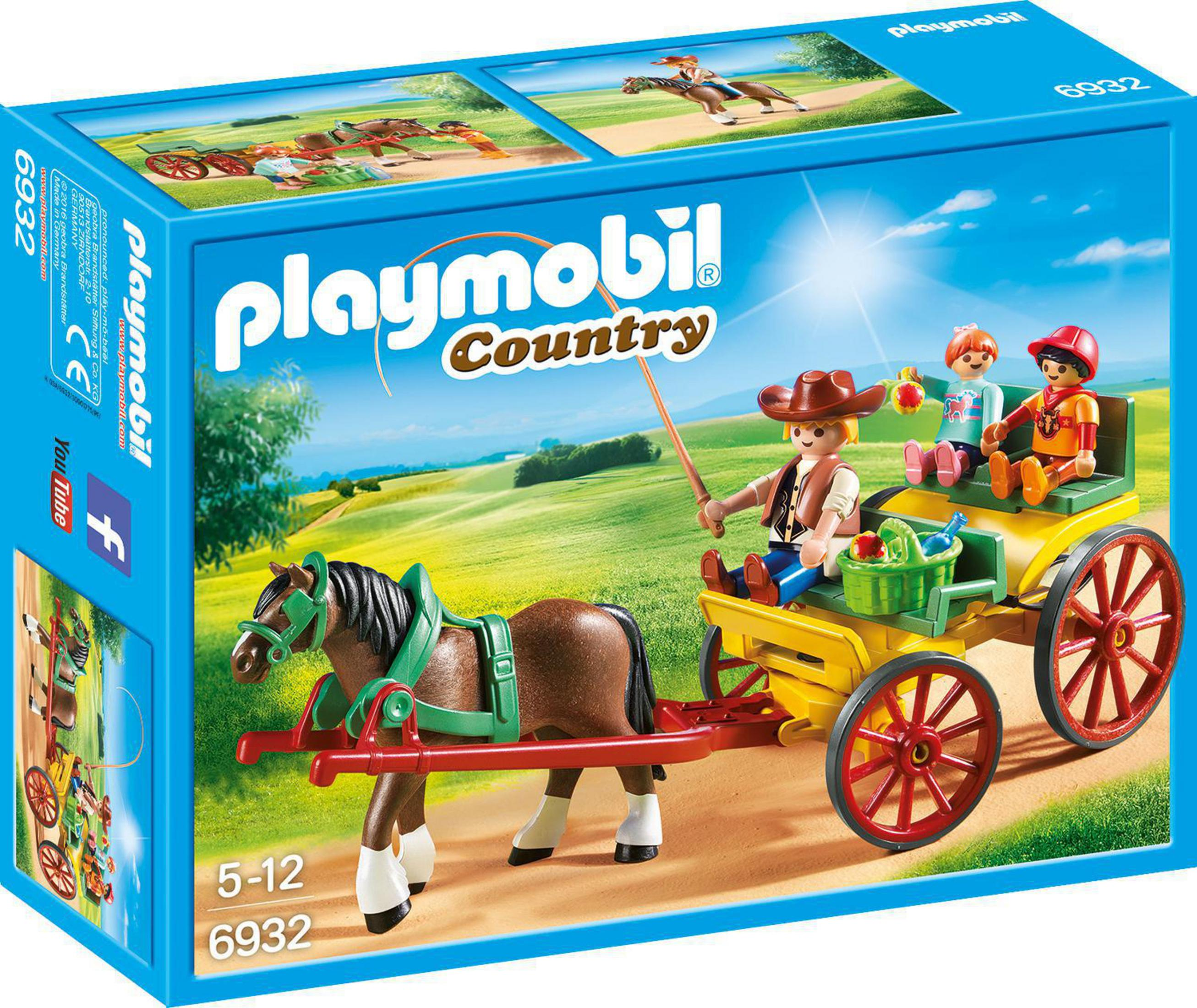 Zestaw zabawek Playmobil Country z wozem konnym. Koń ciągnie wóz z trzema figurkami i akcesoriami.
