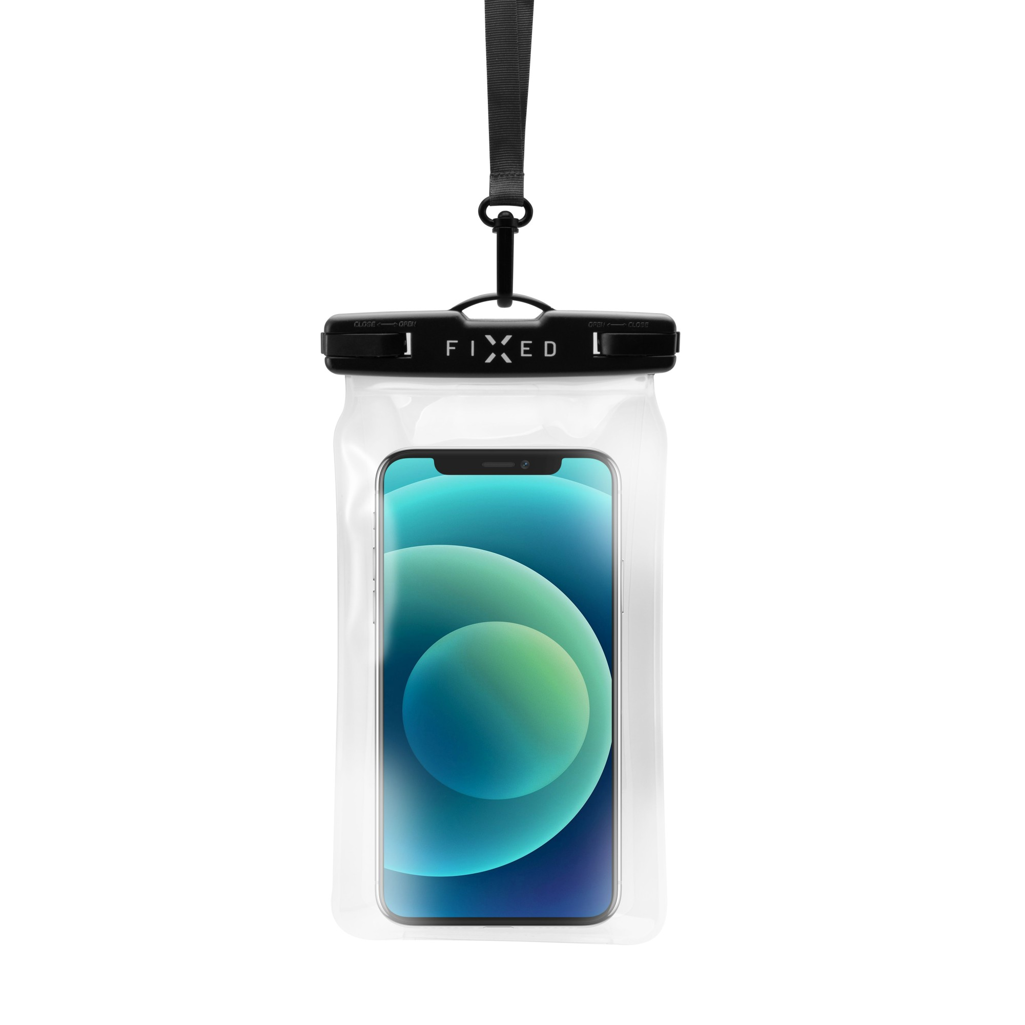 Ein Telefon in einer transparenten, wasserdichten Tasche, das an einem schwarzen Schlüsselband hängt.