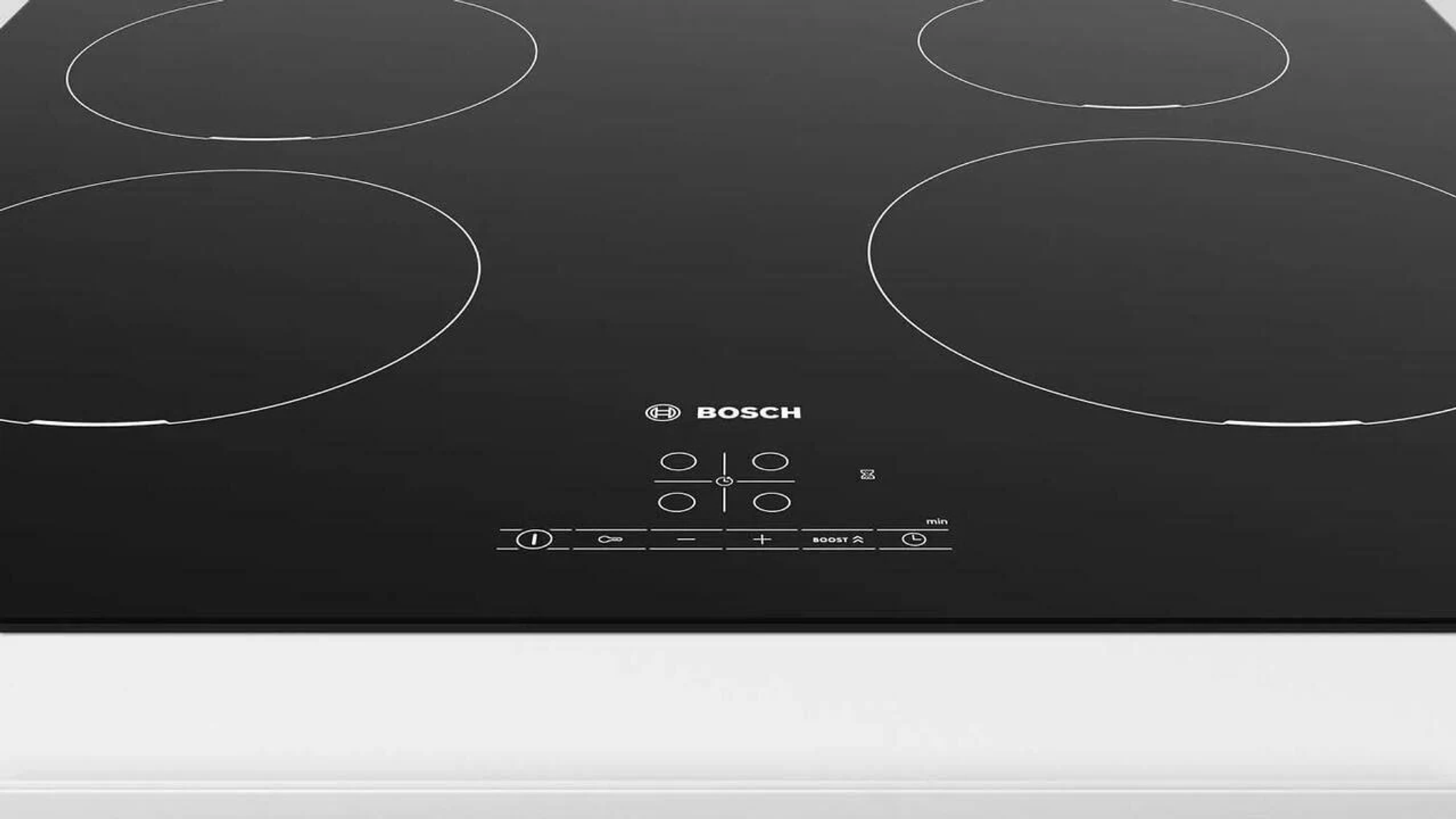 Czarna płyta indukcyjna Bosch z czterema okrągłymi palnikami i sterowaniem dotykowym, na białej powierzchni.