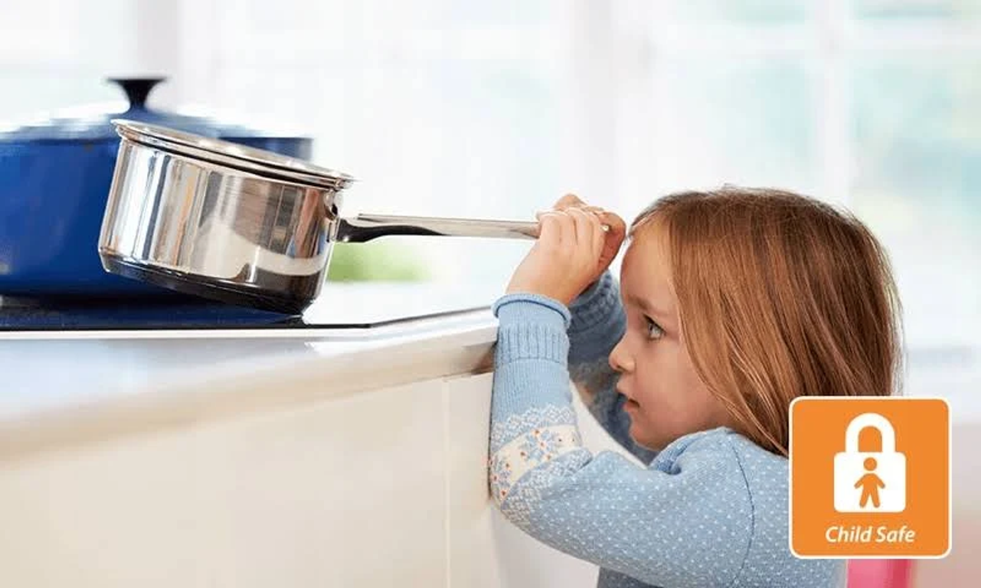 Una bambina che cerca di raggiungere una pentola sul fornello. Icona Bambino sicuro nell'angolo.