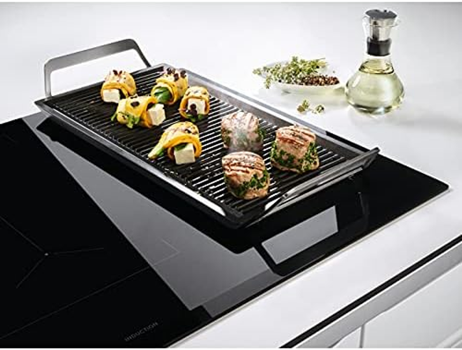 Una parrilla con comida cocinada sobre una placa de cocina negra.