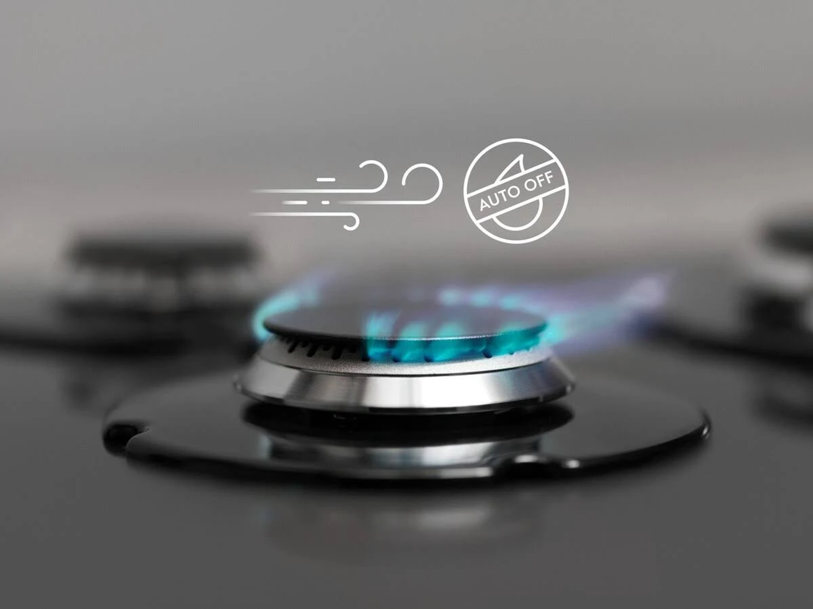 Zbliżenie palnika gazowego z niebieskimi płomieniami. Obraz ma białą ikonę „AUTO OFF”.
