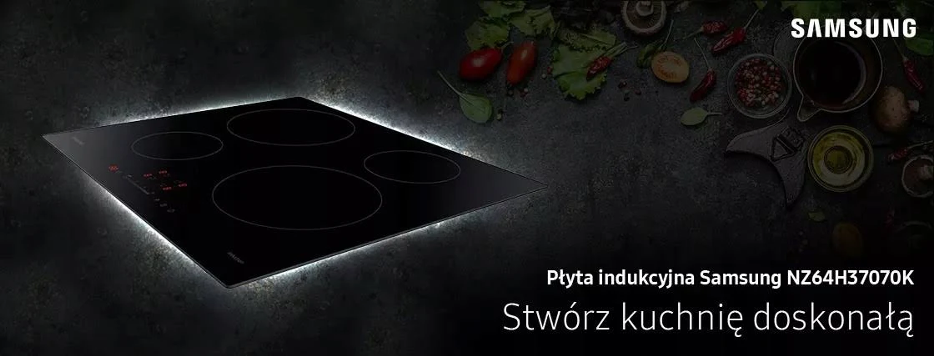 Placa de inducción negra con bordes brillantes. Texto en polaco, logo Samsung.