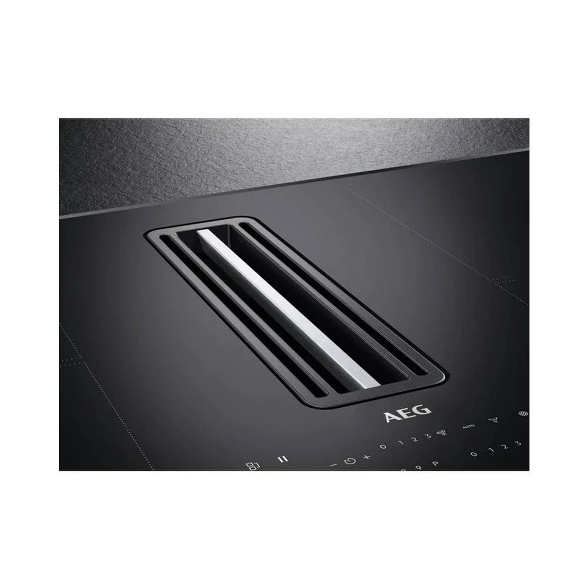 Piano cottura nero con ventola integrata. Logo AEG visibile. Elettrodomestico minimalista.