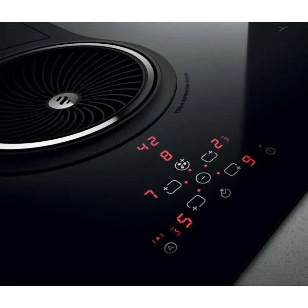 Piano cottura nero con display digitale rosso e comandi touch. Il display mostra numeri.