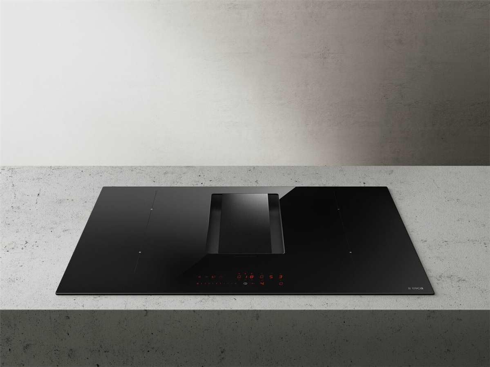 Czarna płyta grzejna z wbudowanym wentylatorem jest pokazana na jasnoszarym tle.