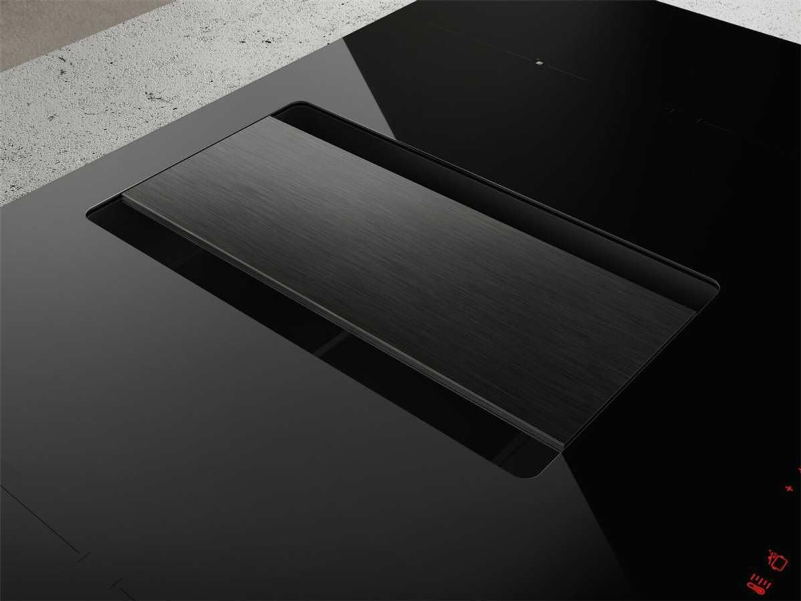 Czarna płyta grzewcza ze zintegrowanym wentylatorem. Elegancki, nowoczesny design. Widok pod kątem, ciemne tło.