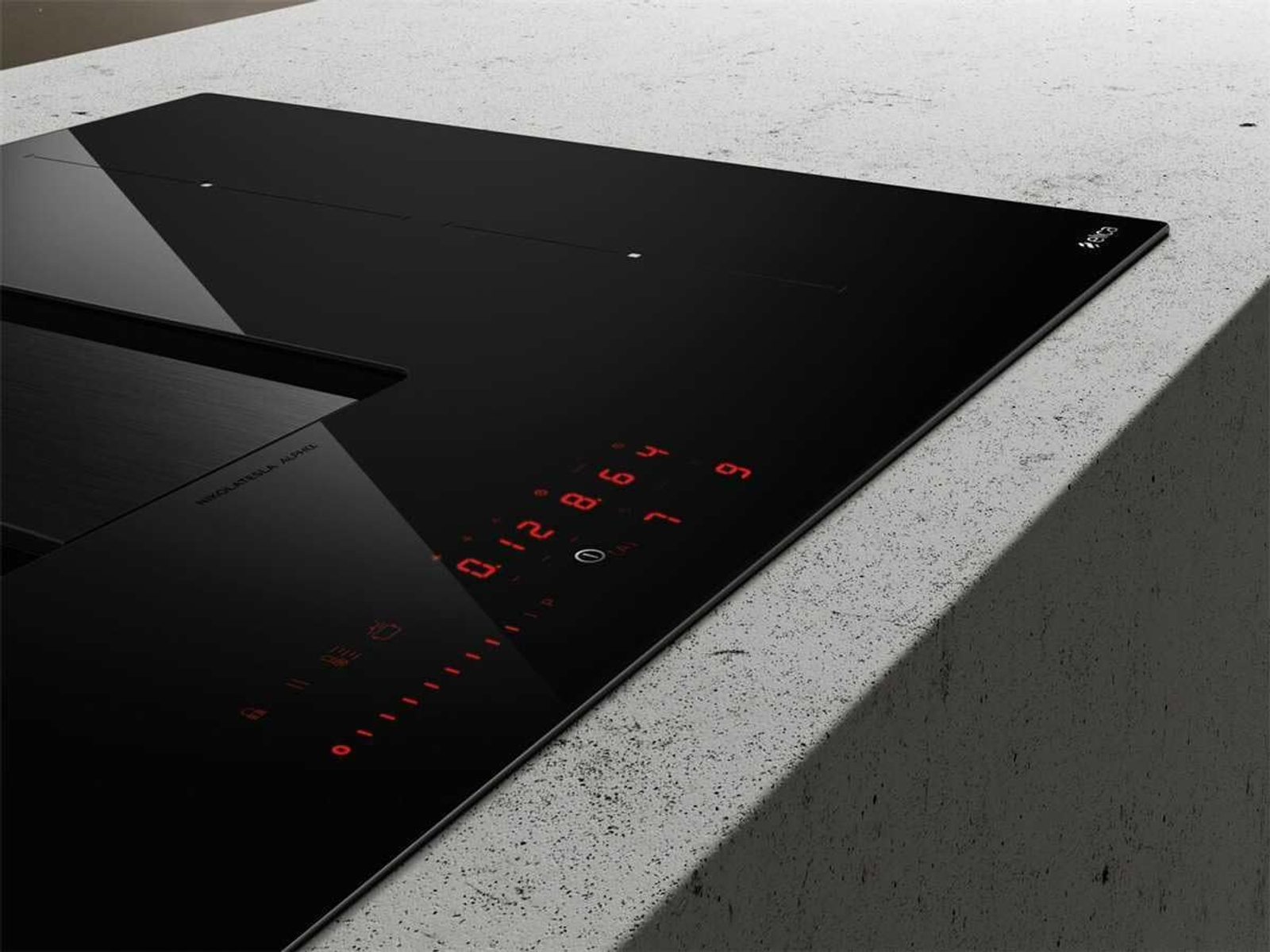 Czarna płyta indukcyjna z czerwonym wyświetlaczem cyfrowym i sterowaniem dotykowym.